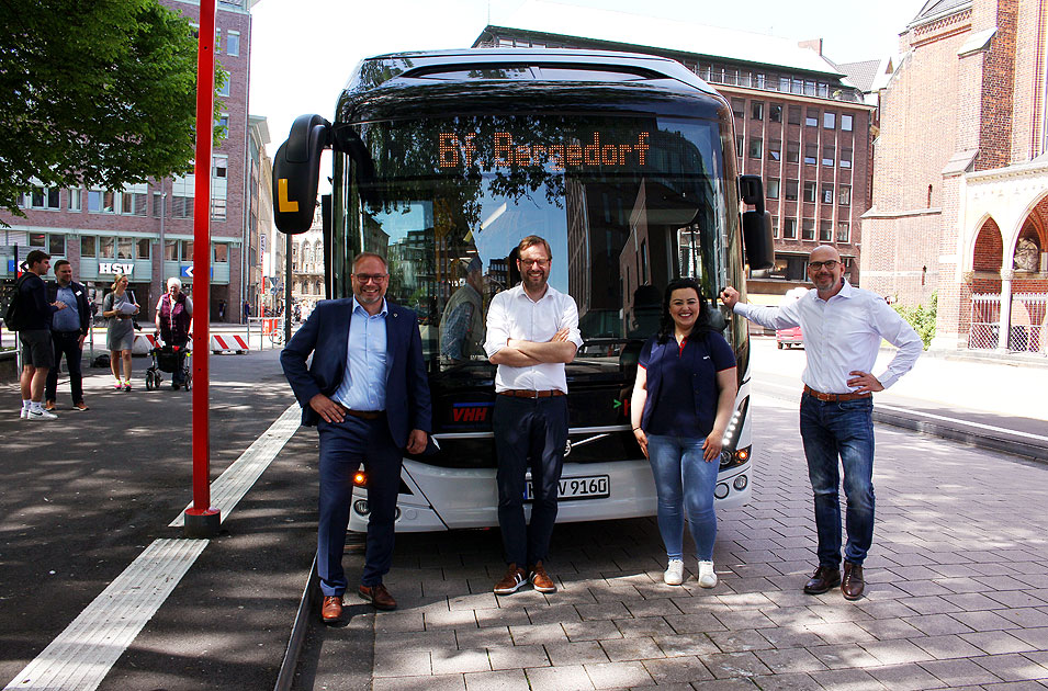 Gerd Schneider, Geschäftsführer Volvo Busses Deutschland, Verkehrssenator Anjes Tjarks, VHH Geschäftsführer Toralf Müller vor dem neuen Volvo-Bus