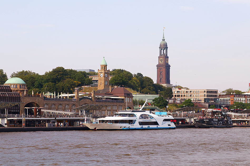 Das Schiff MS Fantasia in Hamburg an den Landungsbrücken mit dem Michel