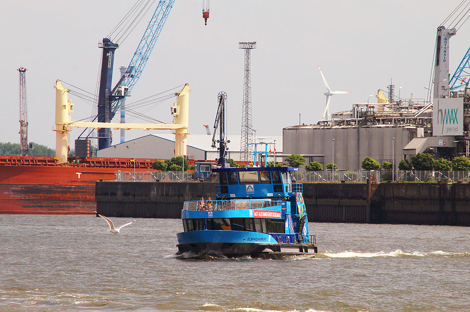Das HADAG Schiff Elbphilharmonie zwischen dem Theater im Hafen und den Landungsbrücken