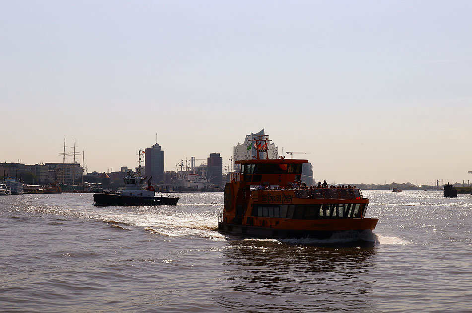 Das HADAG Schiff Altenwerder auf der Elbe in Hamburg