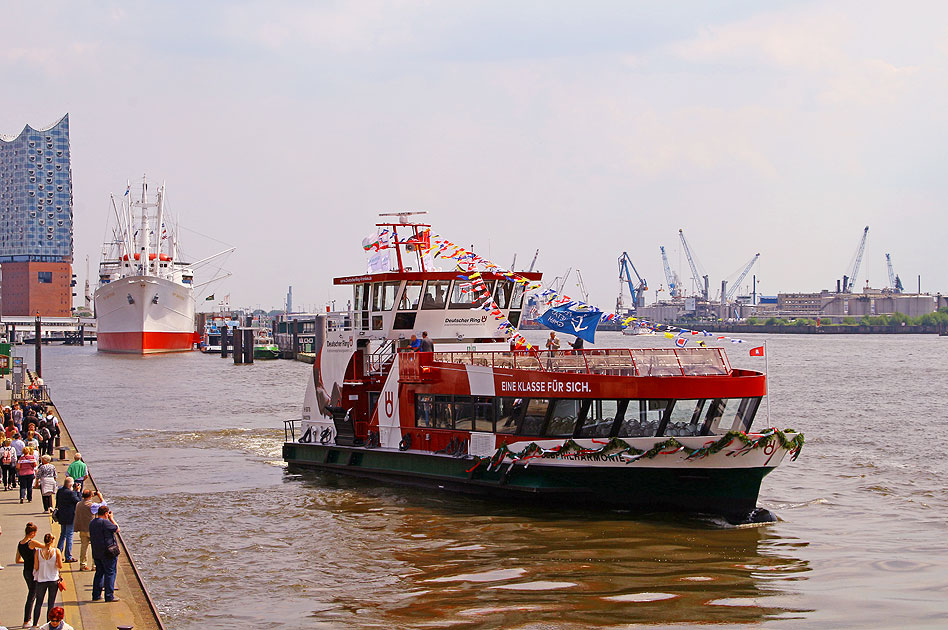 Das HADAG Schiff Elbphilharmonie an den Landungsbr&uuml;cken