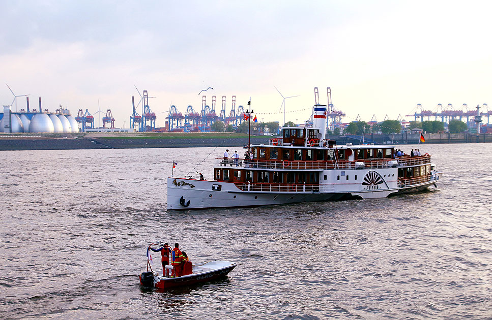 Der Raddampfer Freya der Reederei Adler Schiffe GmbH & Co. KG in Hamburg