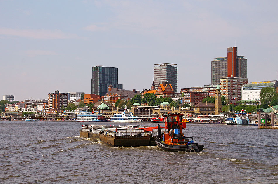 Schlepper Favorit mit Schuten auf der Elbe in Hamburg vor den Landungsbrücken