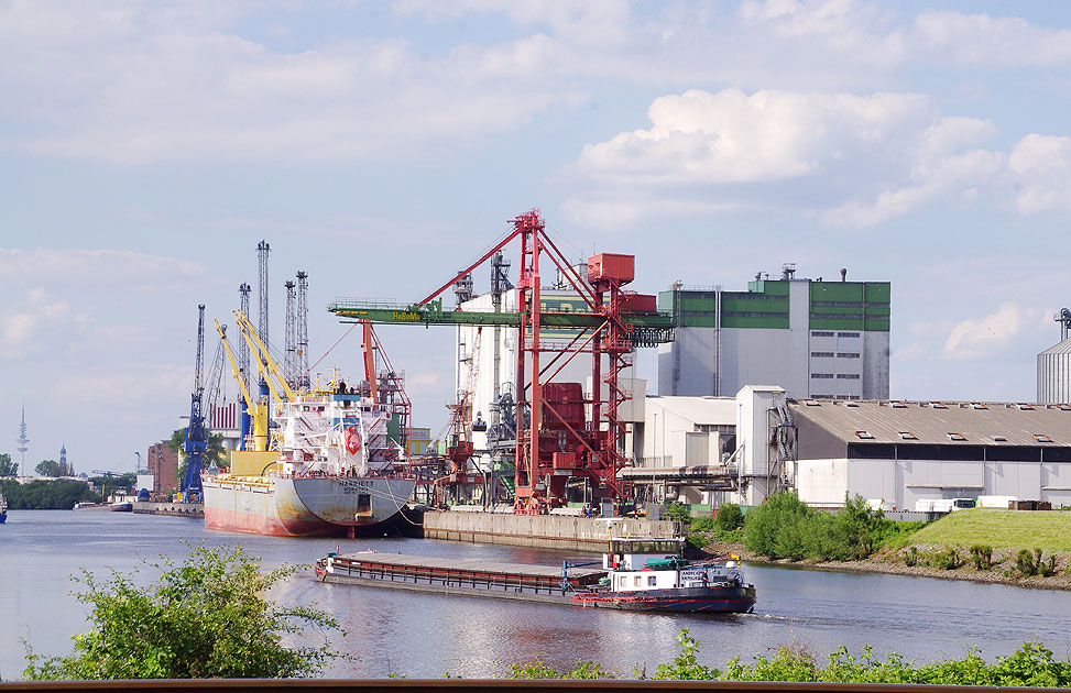 Schiffe im Hamburger Hafen in einem Seitenarm der Süderelbe
