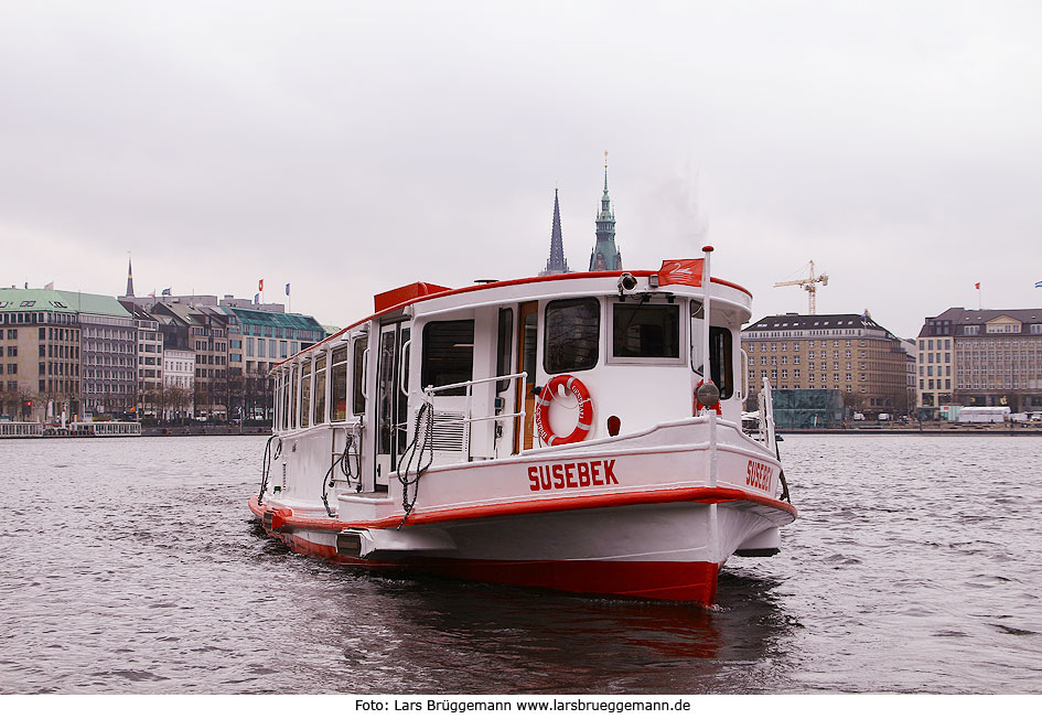 Hamburg Reiseführer und Tourismus: Der Alsterdampfer Susebek auf der Binnenalster in Hamburg