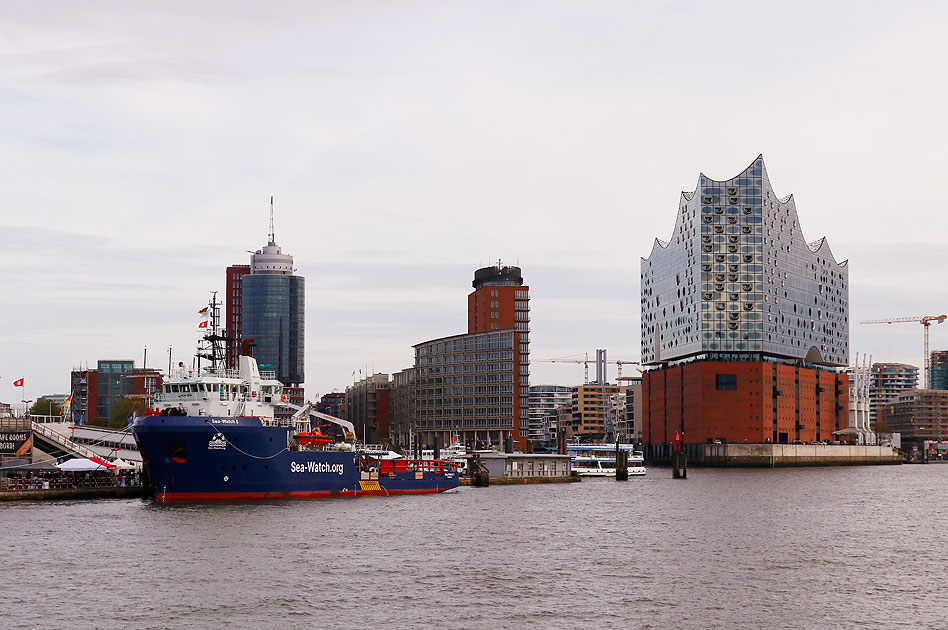 Die Sea-Watch und Ellbphilharmonie in Hamburg