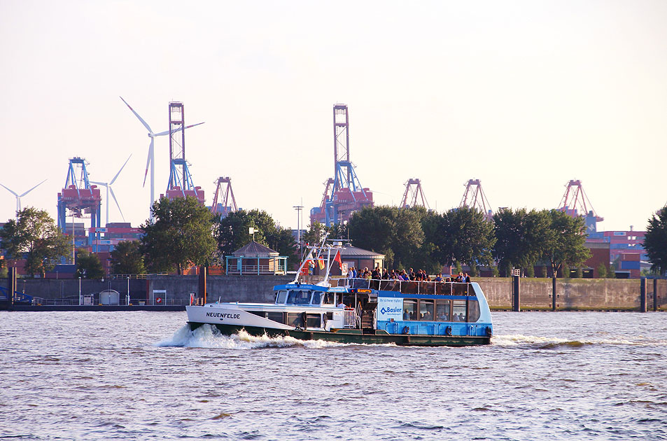 Das HADAG Schiff Neuenfelde auf der Elbe in Hamburg zwischen den Anlegern Docklands und Altona Fischmark