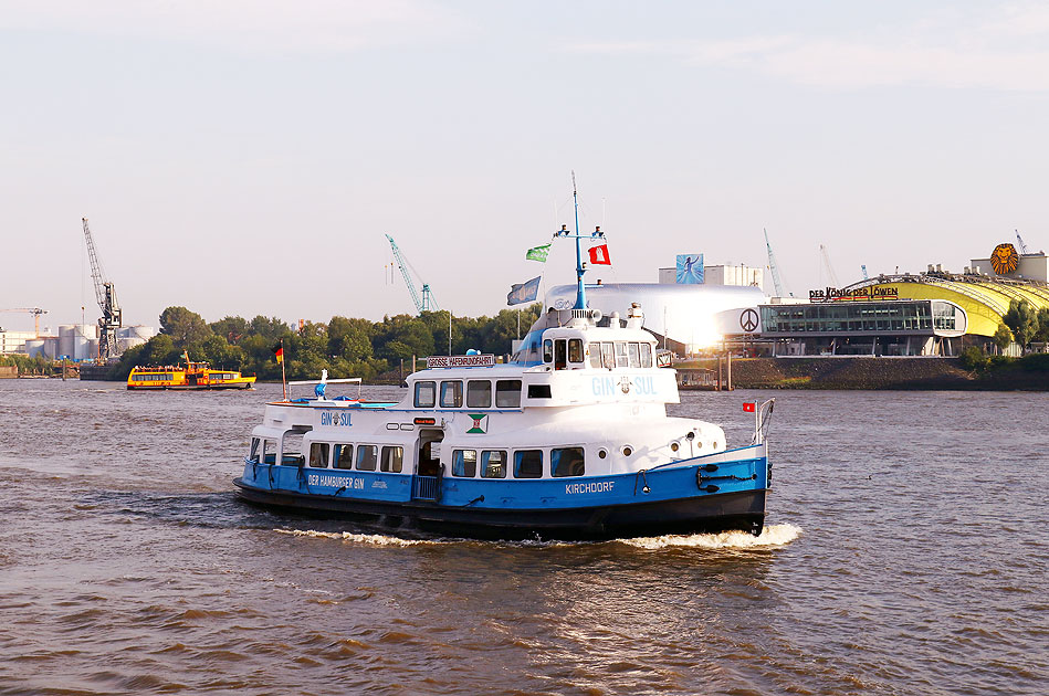 Das HADAG Schiff Kirchdorf an den Landungsbrücken in Hamburg