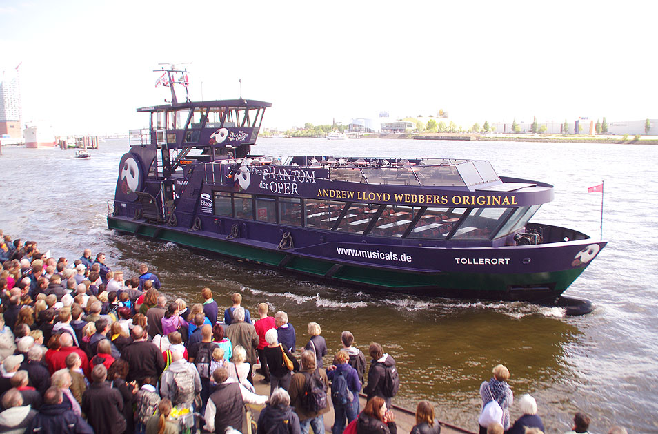 Das HADAG Schiff Tollerort an den Landungsbrücken in Hamburg