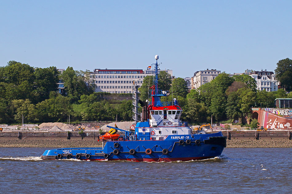 Ein Schlepper im Hamburger Hafen - Der Fairplay - 31 von der Fairplay Towage Group