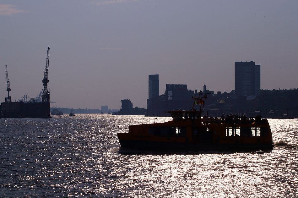 Das HADAG Schiff Falkenstein an den Landungsbr&uuml;cken in Hamburg