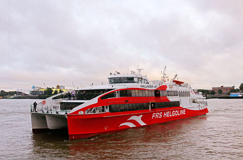 Der "Halunder Jet" der FRS Helgoline nach seiner der Rückkehr von Helgoland an den Landungsbrücken in Hamburg