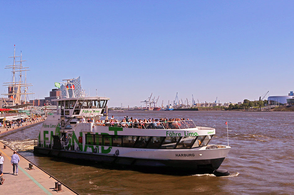 Das HADAG Schiff Harburg am Anleger Landungsbr&uuml;cken