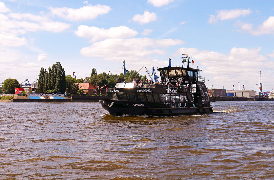 Das HADAG Schiff Harmonie an den Landungsbr&uuml;cken