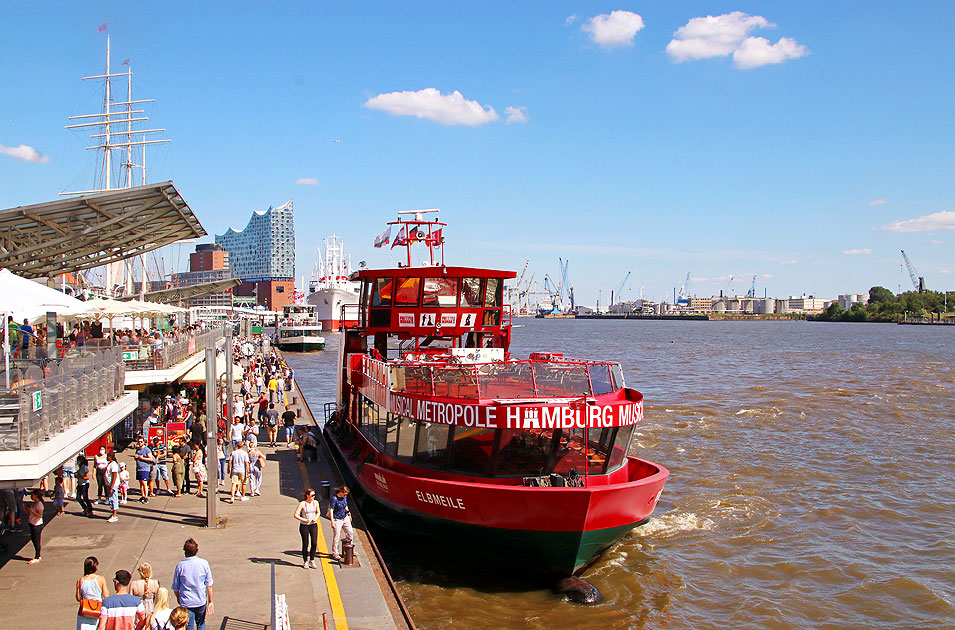 Das HADAG Schiff Elbmeile in Hamburg an den Landungsbrücken