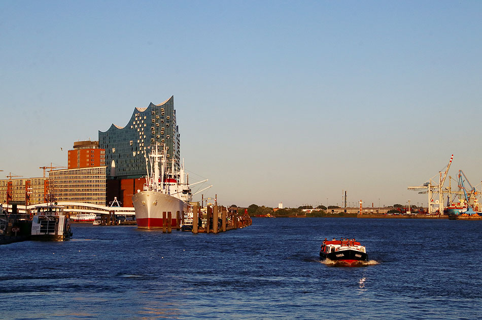 Die Barkasse Hansa in Hamburg an den Landungsbrücken mit der Elbphilharmonie