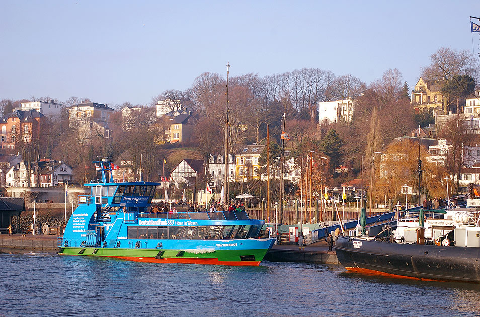 Das HADAG Schiff Waltershof in Neumühlen