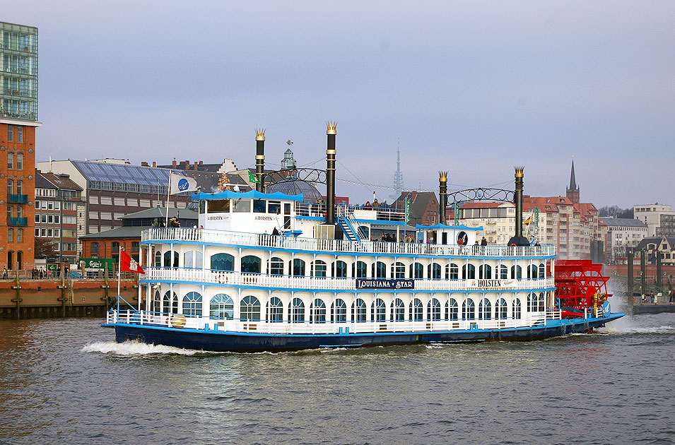 Das Schiff Louisiana Star der Reederei Rainer Abicht am Altonaer Fischmarkt vor der Fischauktionshalle