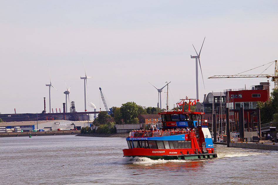 Das HADAG Schiff Reeperbahn in Finkenwerder