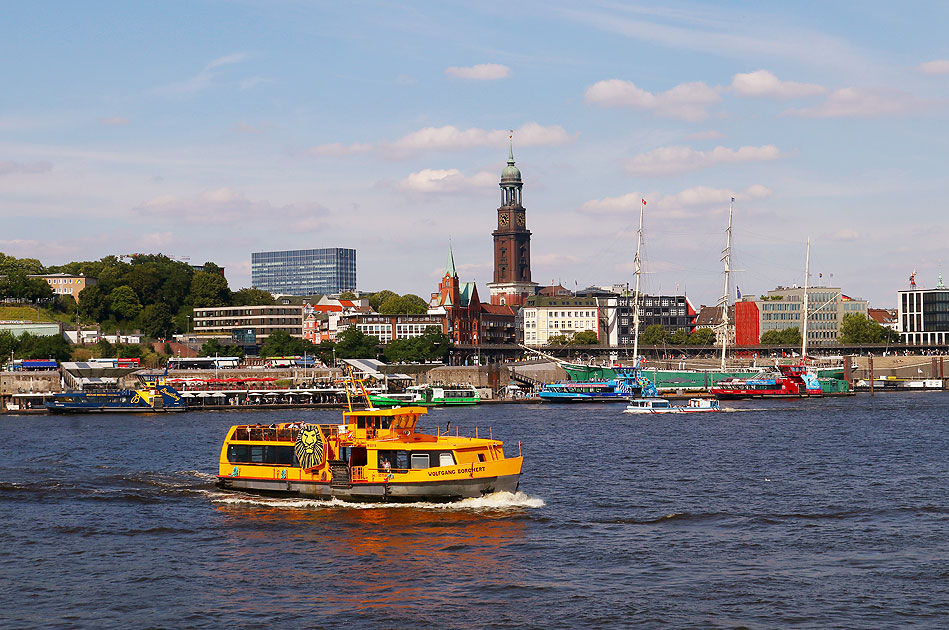 Das HADAG Schiff Wolfgang Borchert vor den Hamburger Landungsbr&uuml;cken