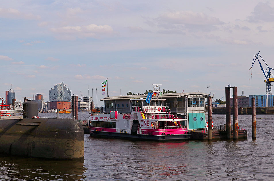 Das HADAG Schiff Neuland am HADAG-Betriebsanleger Fischmarkt