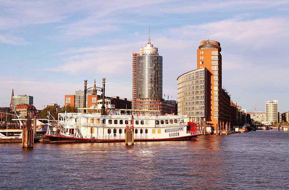 Das Schiff Mississippi Queen auf der Elbe am Baumwall