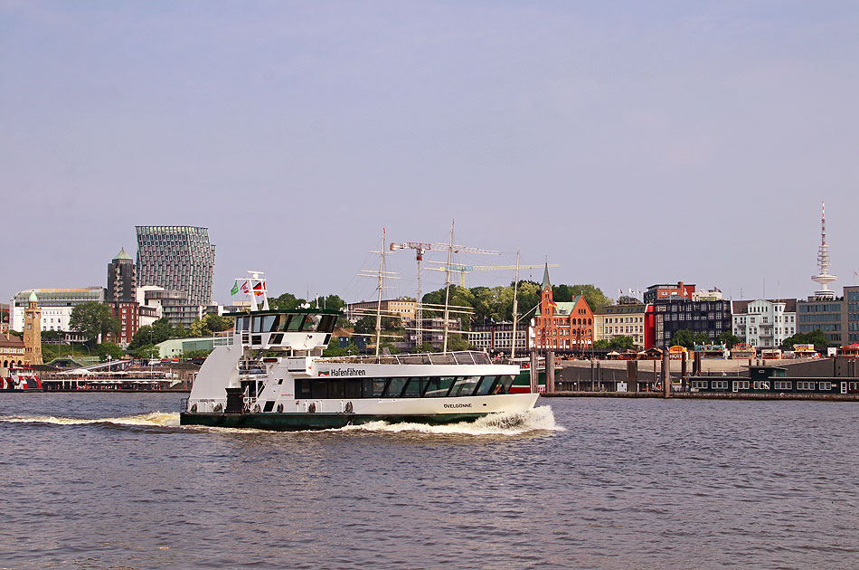 Das HADAG Schiff &Ouml;velg&ouml;nne vor den Hamburger Landungsbr&uuml;cken