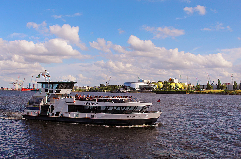 Das HADAG Schiff Hafencity am Anleger Landungsbr&uuml;cken