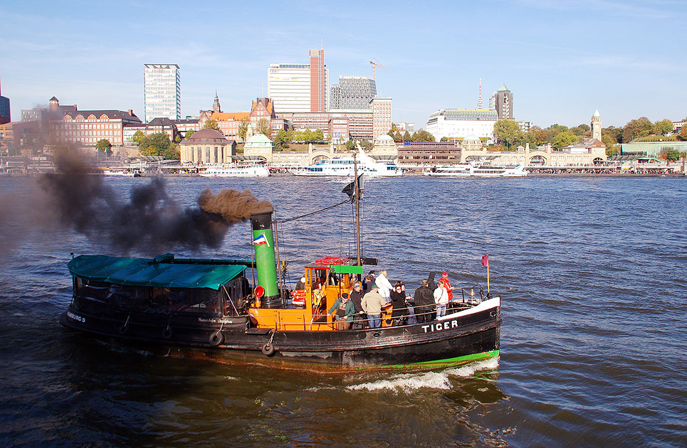 Das Museumsschif Dampfschlepper Tiger auf der Elbe vor den Landungsbrücken