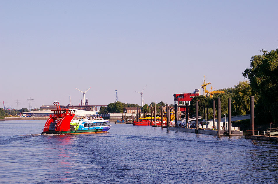 Das HADAG Schiff Elbmeile in Finkenwerer
