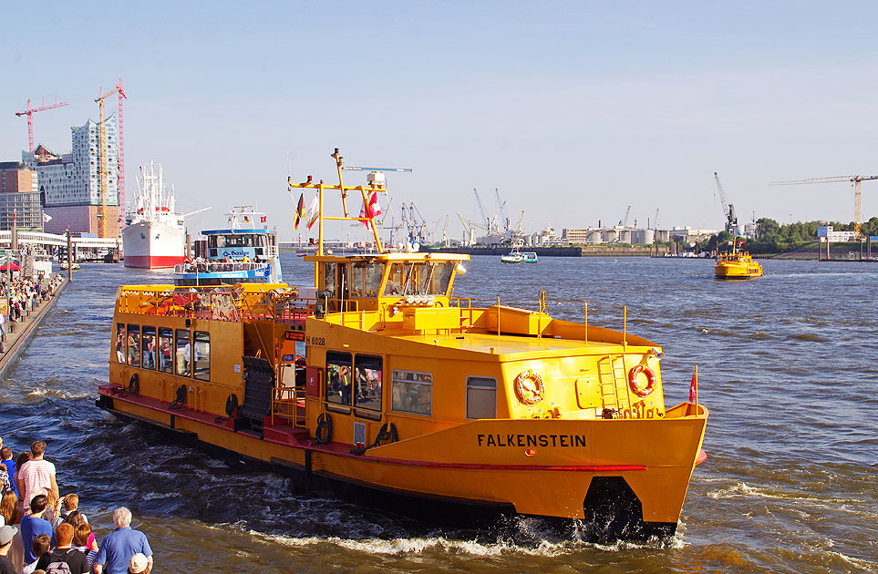 Das HADAG Schiff Falkenstein an den Landungsbr&uuml;cken in Hamburg