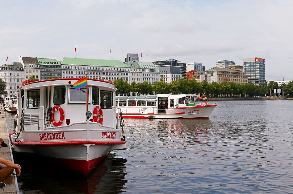 Die Alsterdampfer Bredenbek und Seebek am Hamburger Jungfernstieg