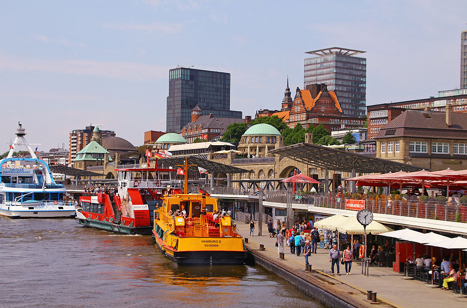 Der Anleger Landungsbrücken in Hamburg mit der HADAG Jan Molsen
