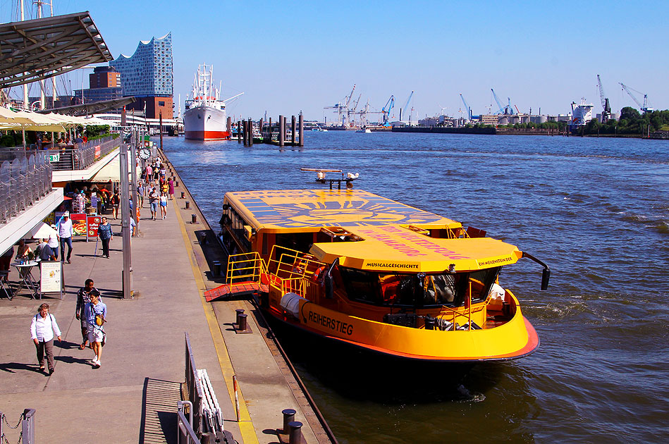 Das HADAG Schiff Reiherstieg an den St. Pauli Landungsbrücken in Hamburg