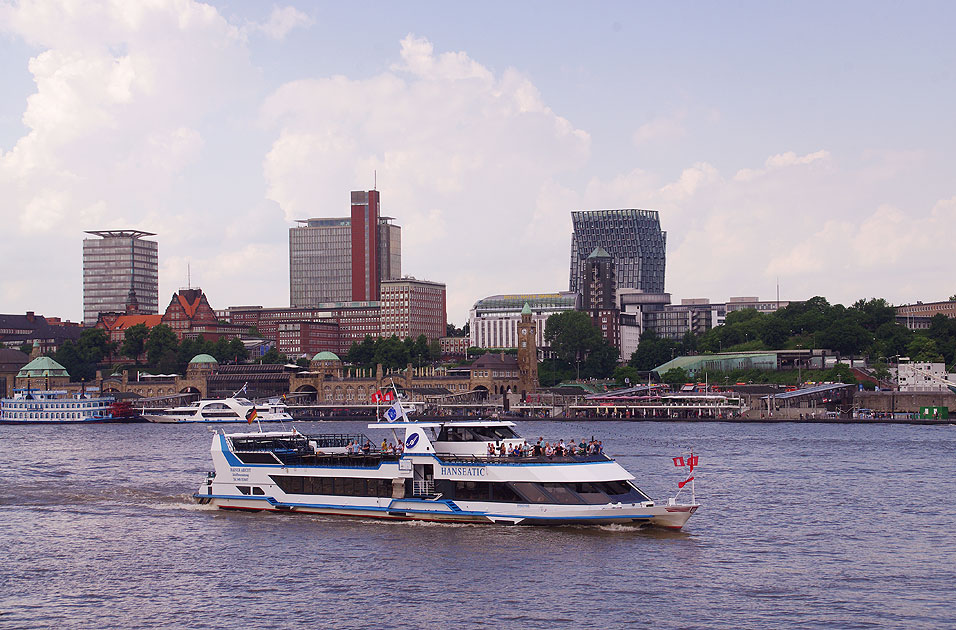 Die MS Hanseatic von Abicht auf der Elbe vor den Landungsbrücken