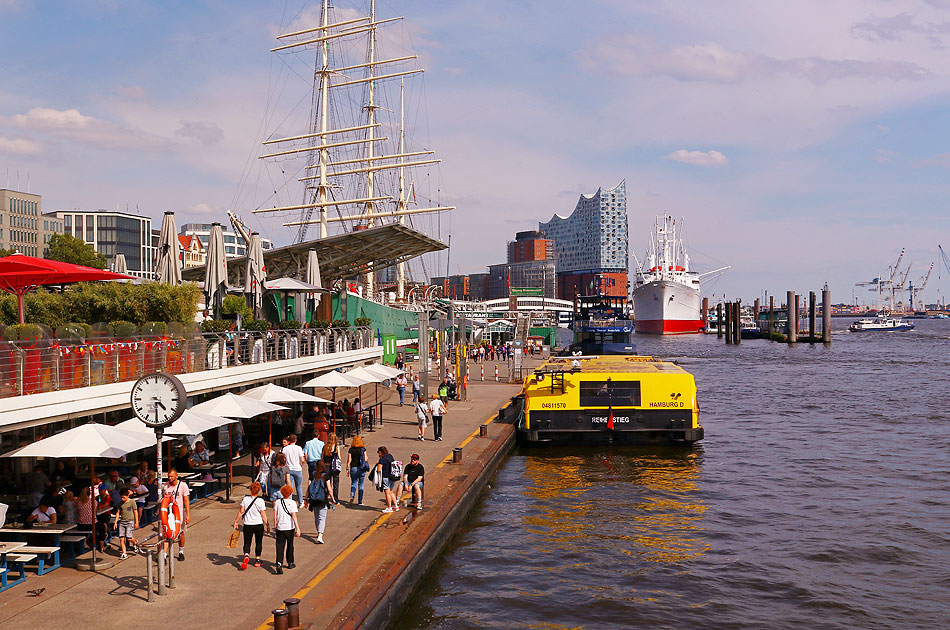 Die HADAG Reiherstieg an den St. Pauli Landungsbrücken in Hamburg