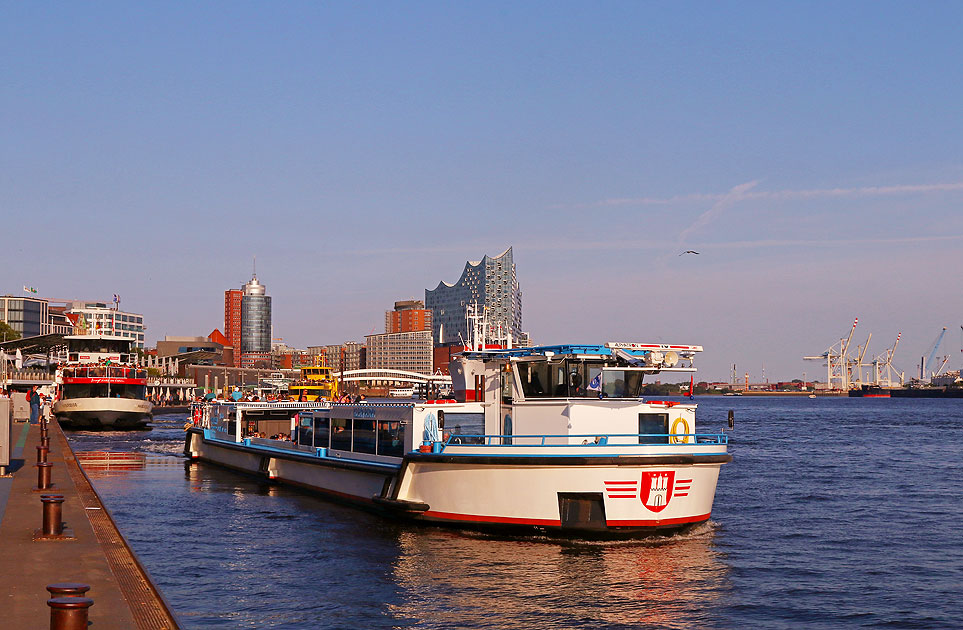 Das Fahrgastschiff Klein Romy von Rainer Abicht auf der Elbe an den Landungsbrücken in Hamburg