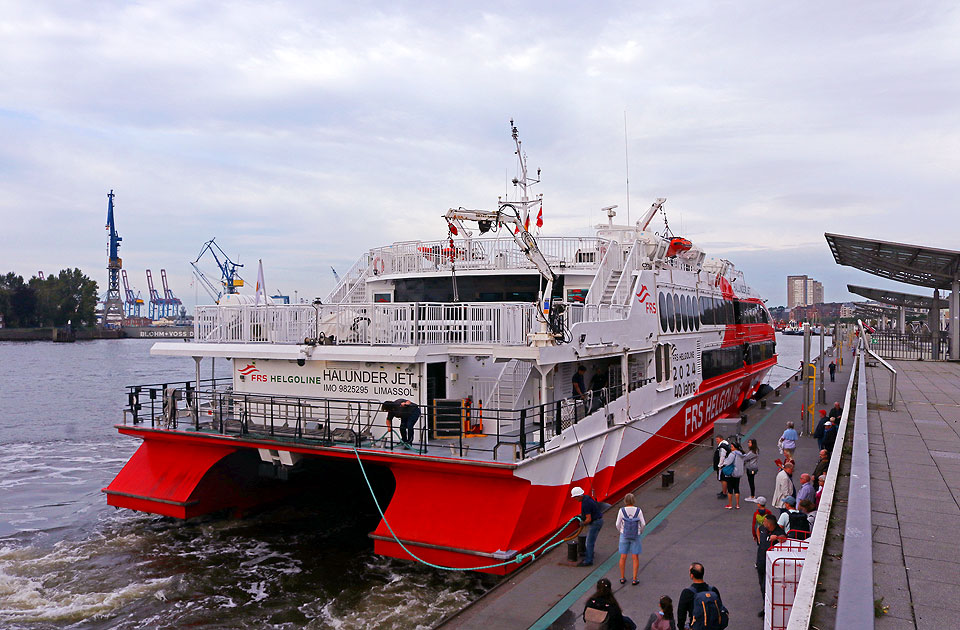 Der Halunder Jet an den Landungsbrücken in Hamburg