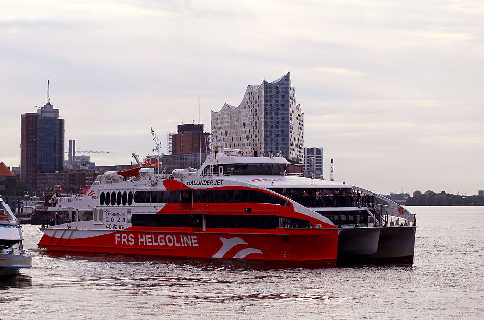 Das Halunder Jet an den Landungsbrücken in Hamburg