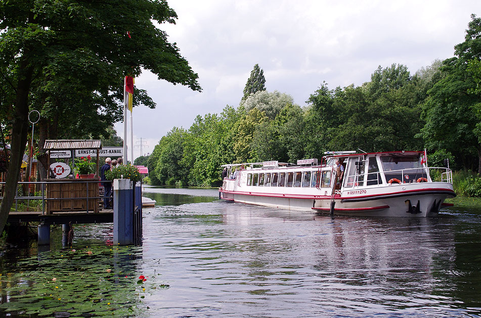 Barkasse in Hamburg-Wilhelmsburg im Kaiser-Wilhelm-Kanal