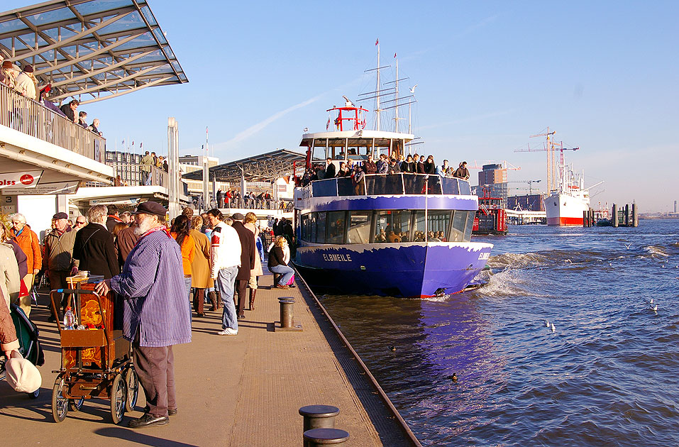Das HADAG Schiff Elbmeile an den St. Pauli Landungsbrücken