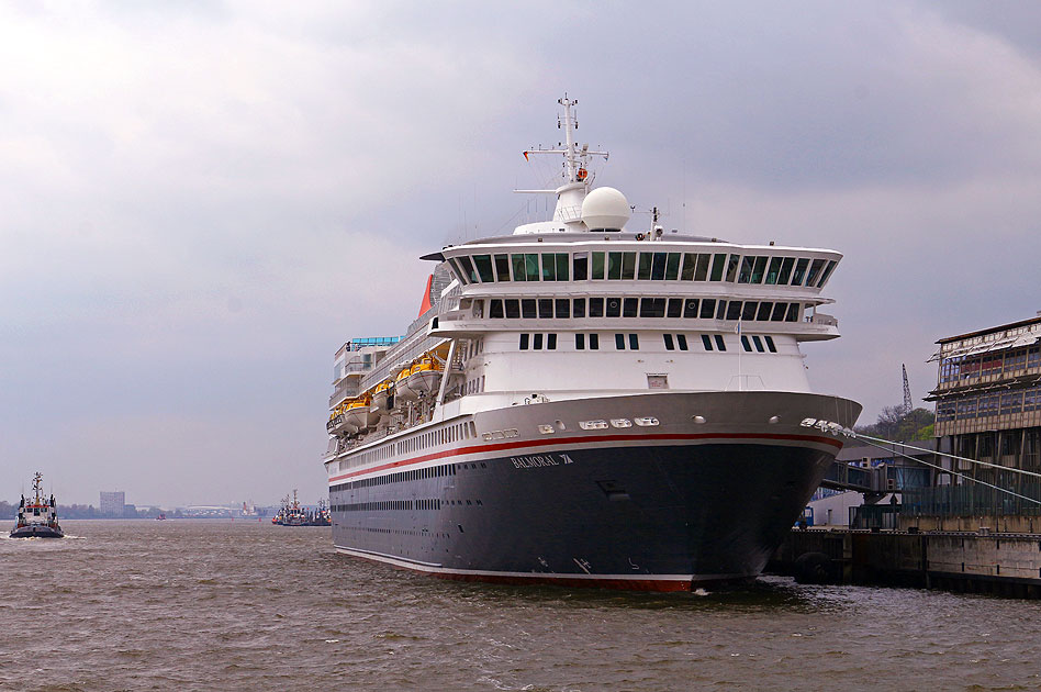Das Kreuzfahrtschiff Balmoral in Hamburg am Kreuzfahrtterminal Altona