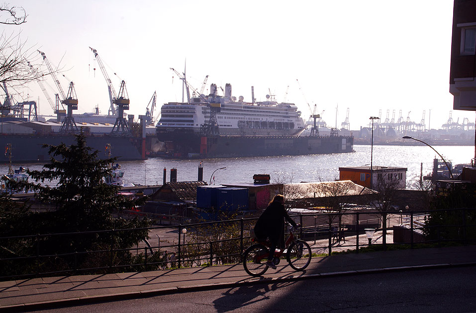 Ein Kreuzfahrtschiff im Schwimmdock 11 von Blohm + Voss im Hamburger Hafen