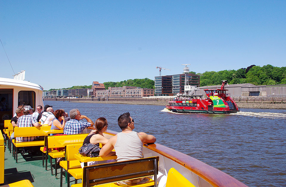 Der Blick vom HADAG Schiff Kirchdorf auf Hafenrundfahrt auf das HADAG Schiff Elbmeile