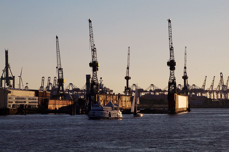 Der Blick von den Landungsbr&uuml;cken auf das Partyschiff Tonne, Blohm + Voss und Hafenkr&auml;ne