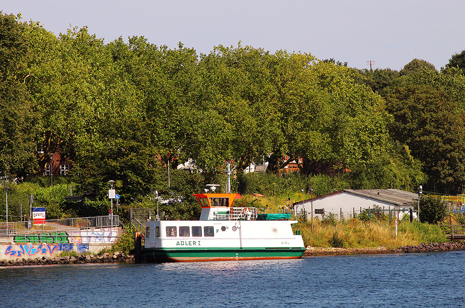 Die Fähre Adler I in Kiel-Holtenau auf dem Nord-Ostsee-Kanal