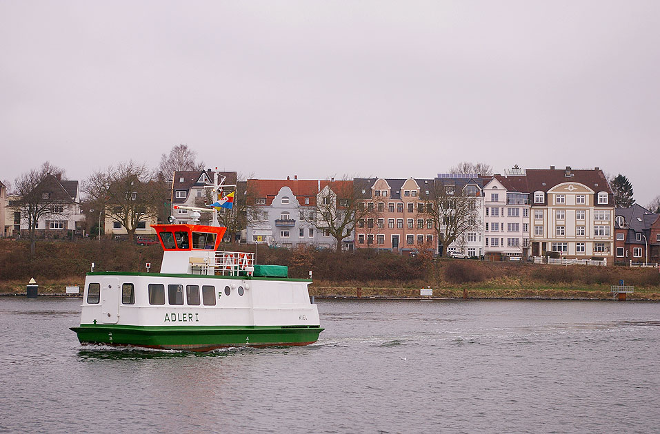 Die Fähre Adler I in Kiel-Holtenau auf dem Nord-Ostsee-Kanal
