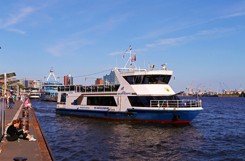 Die MS Mecklenburg von Adler Schiffe an den St. Pauli Landungsbrücken auf der Elbe in Hamburg