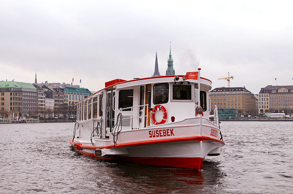 Hamburg Reiseführer und Tourismus: Der Alsterdampfer Susebek auf der Binnenalster in Hamburg