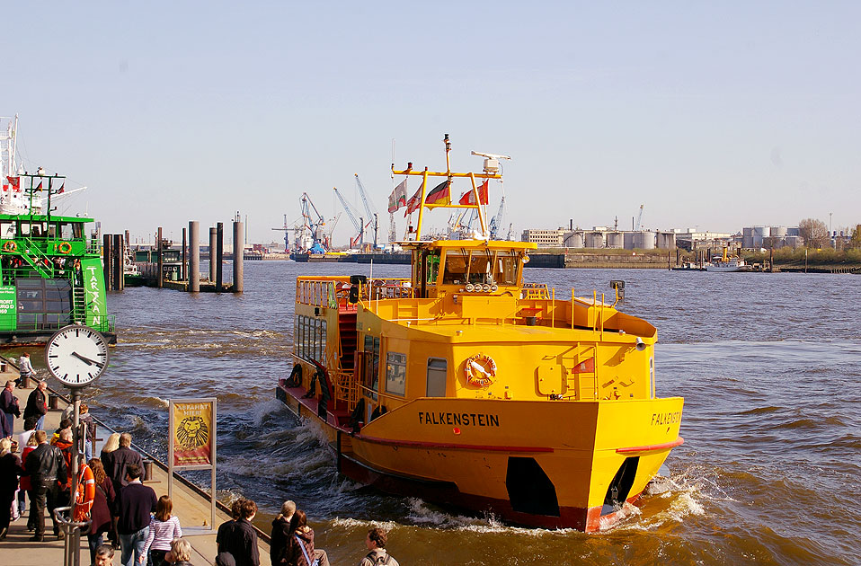 Das HADAG Schiff Falkenstein an den Landungsbr&uuml;cken in Hamburg